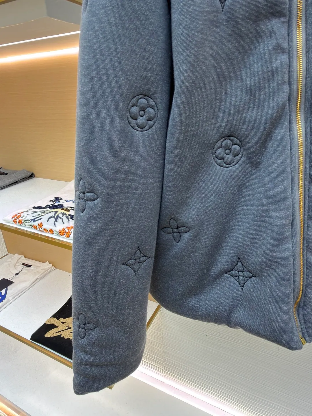 LOUIS VUITTON SKI ski series intarsia embroidered knitted cotton jacket ●Original version: purchased and developed by 32326 ●Item number: 1681833-C30 ●Fabric: cotton fabric ●Technology: knitted embroidery production ●Color: gray ●Version: fitted version ●Weight: about 1175 grams ●Size: 46-48-50-52 ●Description: This LV stand-collar jacket is made of high-density waffle knitted fabric. The surface presents the brand's classic Monogram elements (LV logo, four-leaf flower, star pattern) through the same color three-dimensional embossing process. The embossing depth is even, and the texture is low-key and layered. The placket uses a gold-plated metal zipper with precise and smooth chain teeth. The zipper head is embedded with the LV logo, and the details enhance brand recognition. The collar, cuffs and hem are all ribbed with the same fabric, with moderate elasticity to fit the body shape while ensuring wearing comfort. The body is filled with lightweight thermal cotton, which is evenly fixed through quilting technology, taking into account both bulkiness and warmth. The overall shape is a loose shoulder design, taking into account both casualness and practical wearability. It is an autumn and winter item that combines craftsmanship with brand aesthetics. The overall wiring is straight and delicate, the fabric is comfortable and soft, and the color is consistent without color difference. It can be matched with the same style to create a fashionable look and control various occasions. Customized accessories, complete with three standards, same style for men and women!